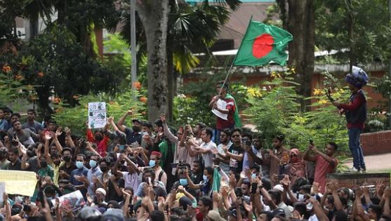 কোম্পানীগঞ্জে আন্দোলনকারীদের মিছিলে সরকারী দলের ইটপাটকেল নিক্ষেপ