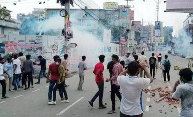 খুলনায় পুলিশের সঙ্গে  আন্দোলনকারীদের কয়েক দফায় সংঘর্ষে আহত:৬০