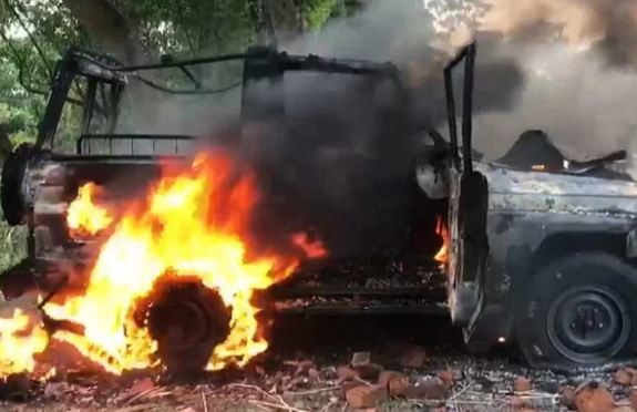 সেনাবাহিনীর গাড়িতে হামলা ও সেনাবাহিনীর গাড়িতে আগুন